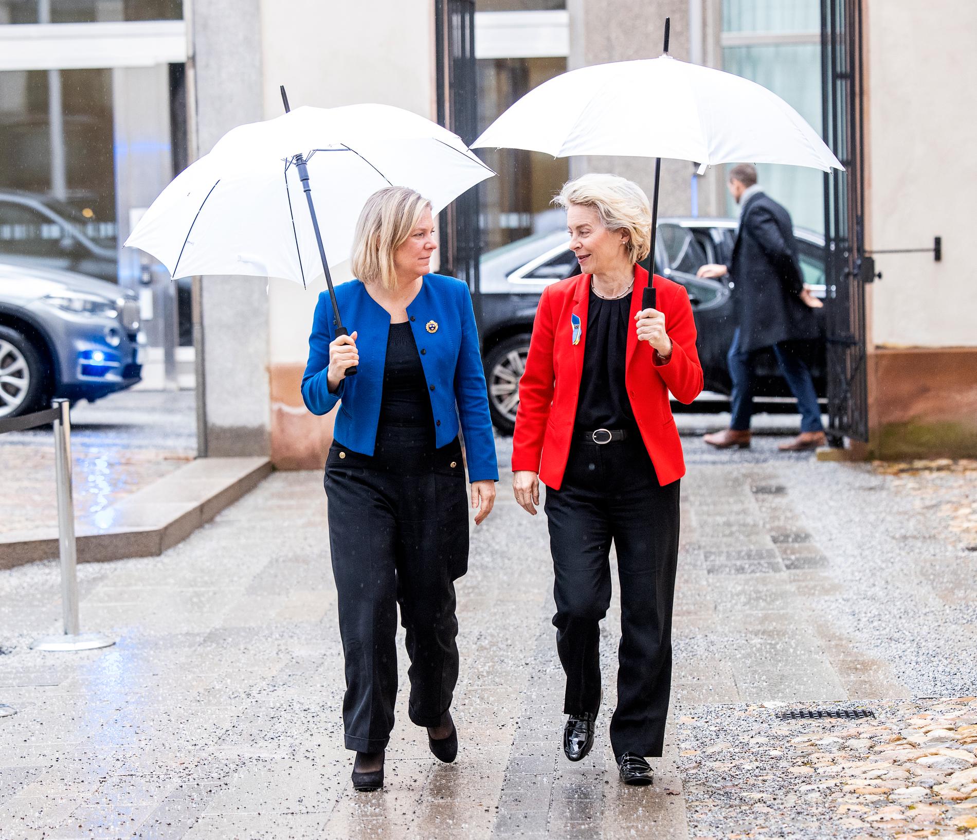 Statsminister Magdalena Andersson (S) och EU-kommissionens ordförande Ursula von der Leyen på promenad.