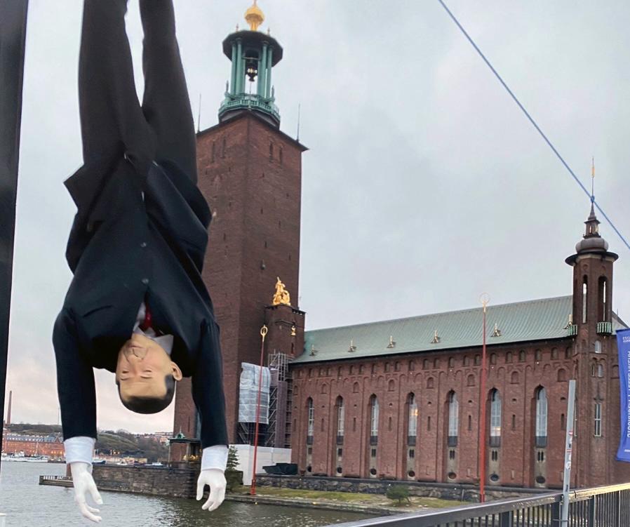 Erdogan-dockan hängde utanför Stockholms stadshus.
