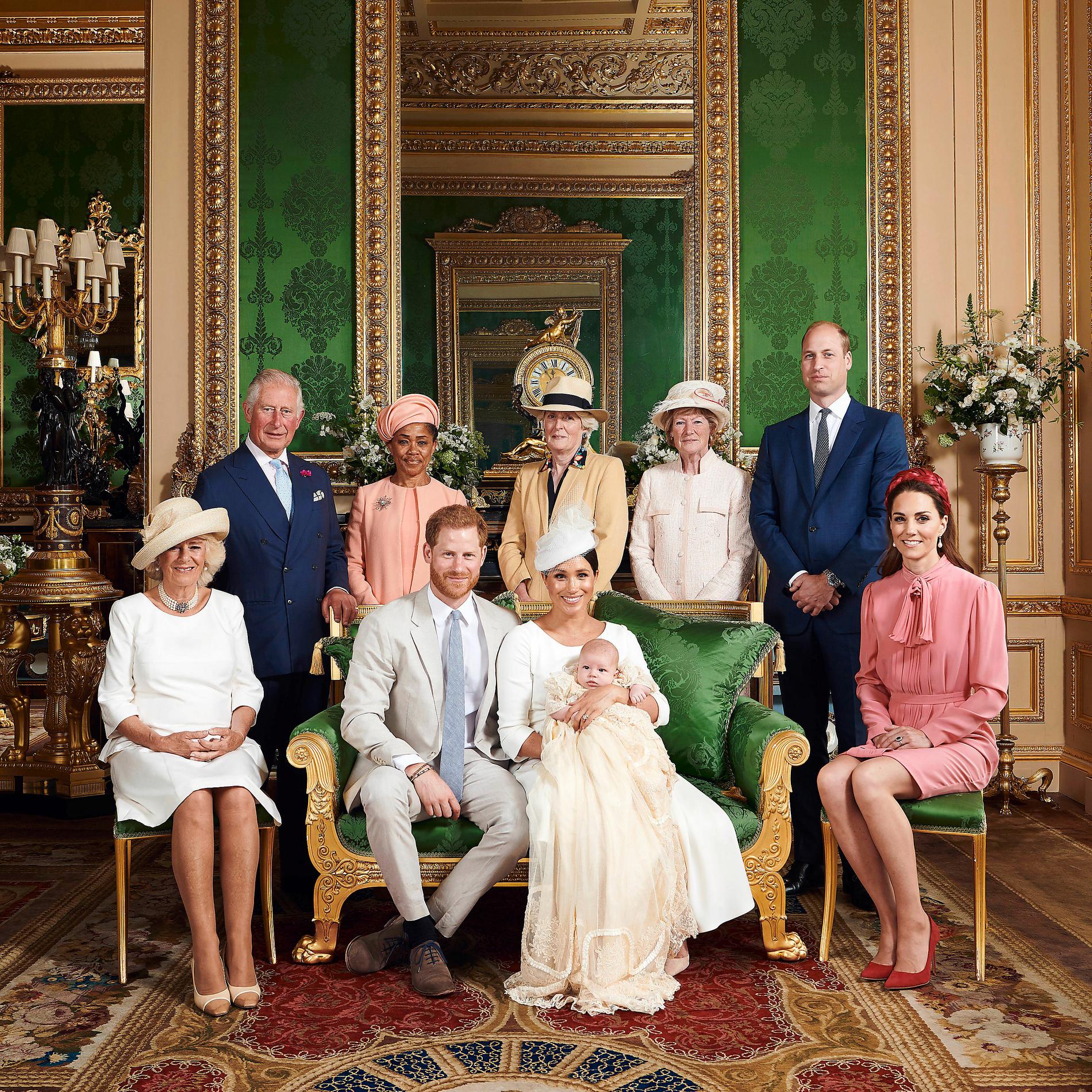 På bilden syns prins Harry och Meghan tillsammans med sin nydöpte son Archie Harrison. På bilden är också Harrys bror, prins William och hans fru Kate. Som en hyllning till Harrys och Williams mamma, prinsessan Diana, var även Dianas systrar med på dopet som hölls i  ett privat kapell på Windsor Castle. Övriga på bilden är farfar prins Charles, hans fru Camilla och mormor Doria.