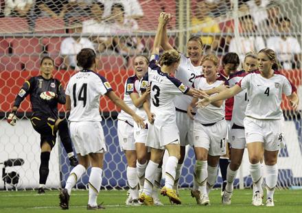 USA-jubel Abby Wambach kramas om av sina lagkamrater efter 1–0-målet.