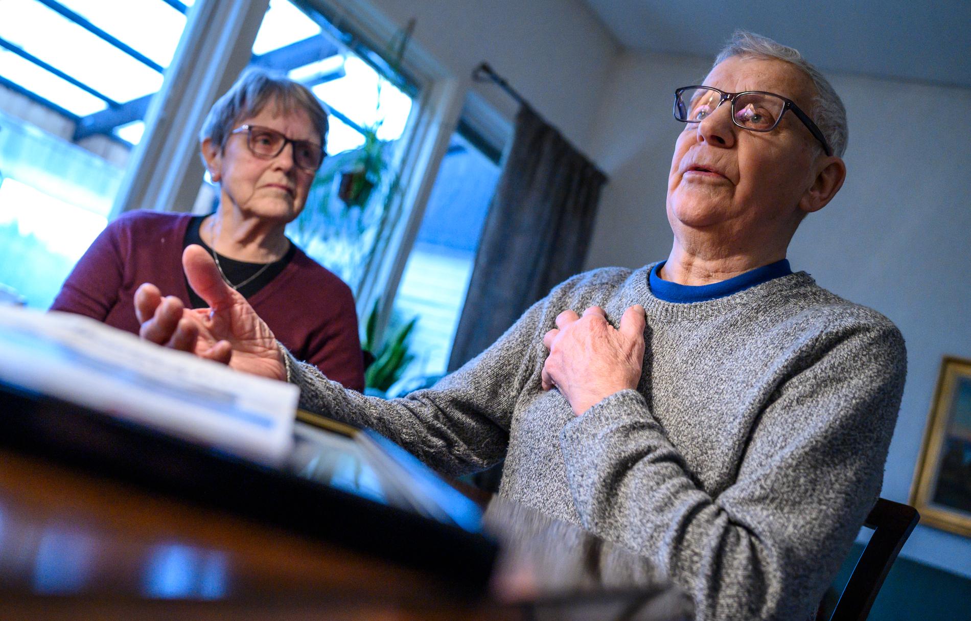 "Vi är oroliga för Kostas framtid. Undan för undan tar de bort det ena efter det andra. Då måste vi reagera", säger pensionerade glasbruksarbetaren Sven-Olof Karlsson, 87, här med hustrun Eivor.