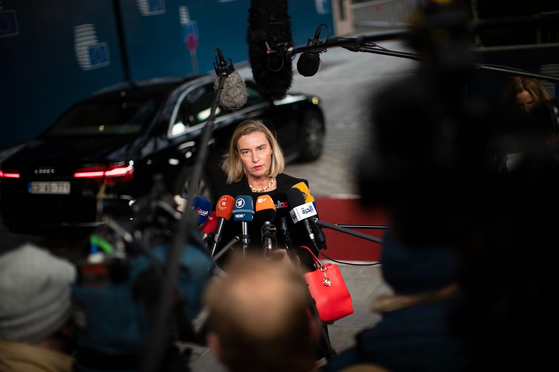 EU:s utrikeschef Federica Mogherini på väg in till måndagens utrikesministermöte i Bryssel.