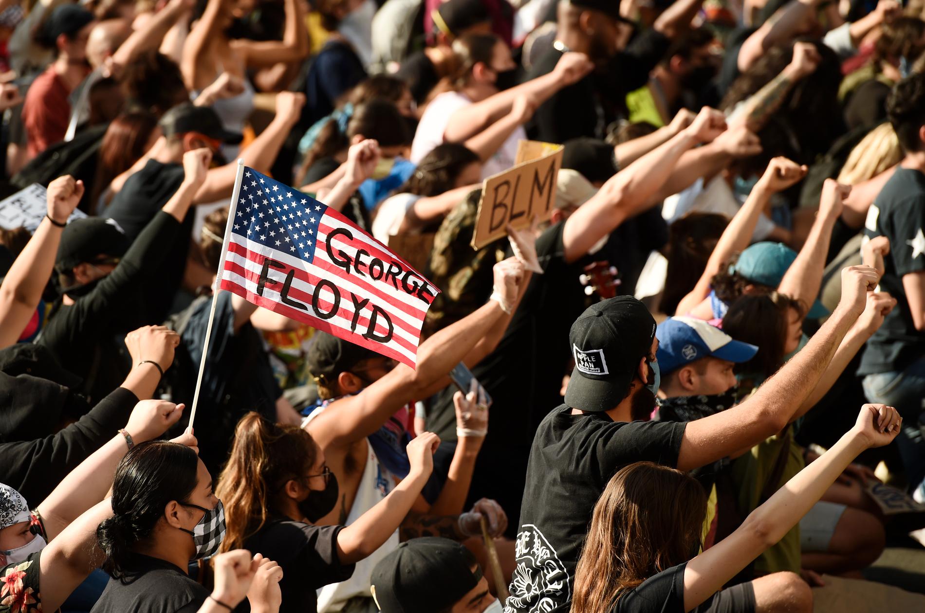 Människor demonstrerar på Los Angeles gator mot rasism och polisvåld efter George Floyds död.