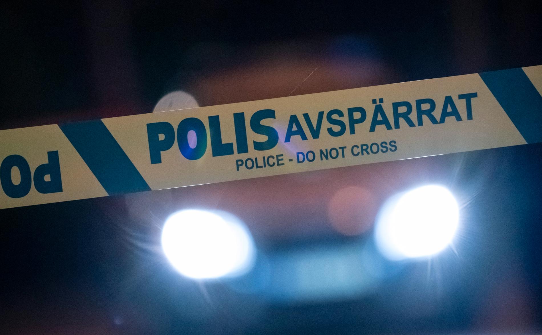 En man i 20-årsåldern vårdas på sjukhus efter att ha skakats med ett vasst föremål vid en pendeltågsstationen i Stockholm. Arkivbild.