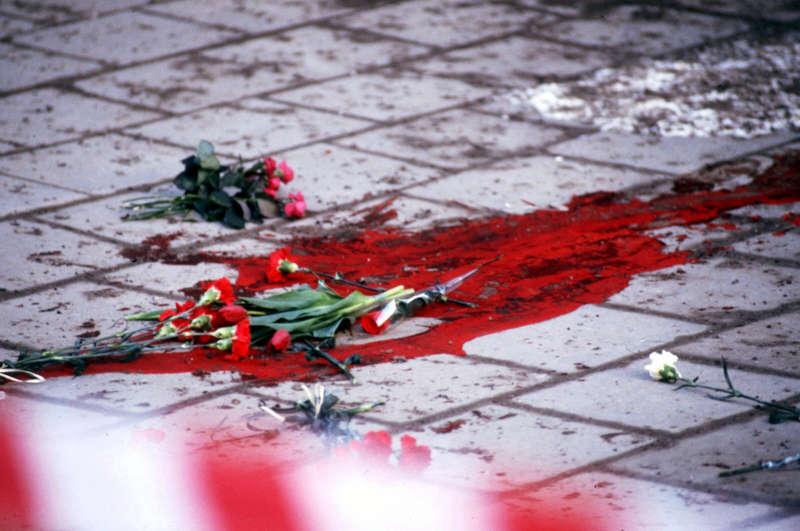 De första blomsterhyllningarna har landat i blodfläcken på Sveavägen. Pensionerade polisen ”Göran” säger att han var glad över att Palme var borta, men att han inte hade något med mordet att göra.