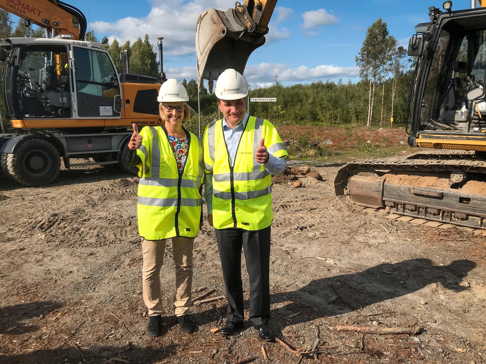 Trafikverkets generaldirektör Lena Erixon och statsminister Stefan Löfven (S) gör tummen upp efter att det första spadtaget för den inledande sträckan av Norrbotniabanan tagits. Bilden är från i slutet av augusti i år.