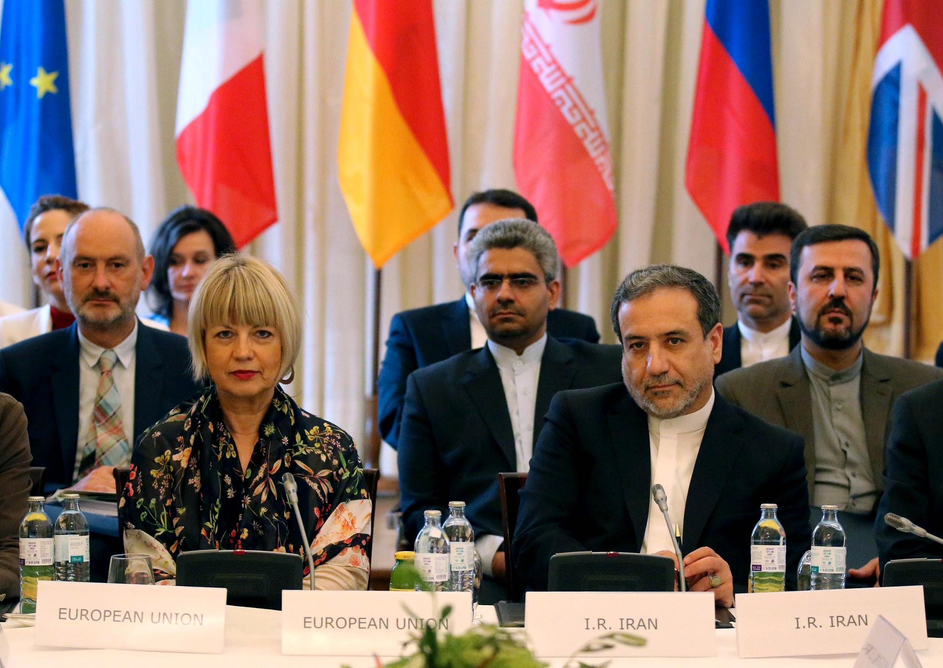 Helga Schmid, generalsekreterare för EU:s utrikestjänst, och Irans vice utrikesminister Abbas Araghchi under mötet i Wien.