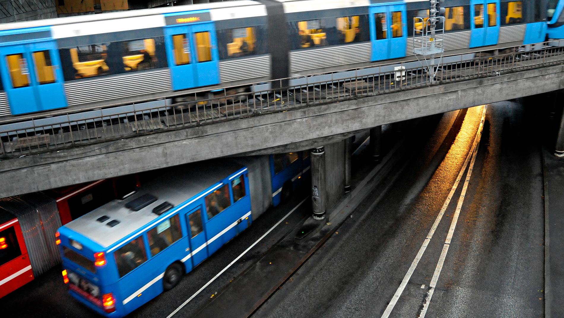 Regeringen vill utreda ett gemensamt biljettsystem för all kollektivtrafik i Sverige. På bilden tunnelbana och bussar vid Slussen i Stockholm. Arkivbild.