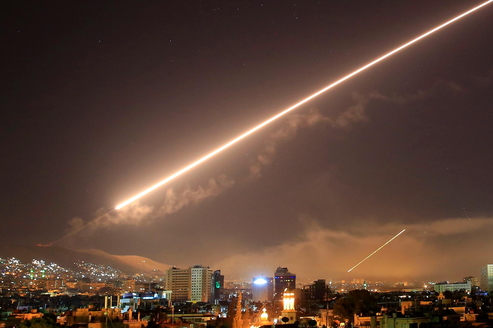 Syriska luftvärnsrobotar avfyras över Damaskus natthimmel i april 2018.