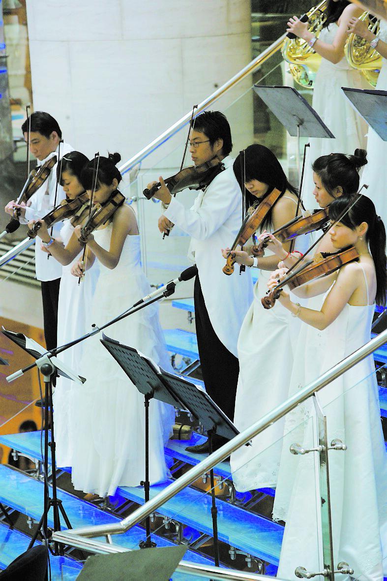 En vitklädd kammarorkester står för underhållningen.