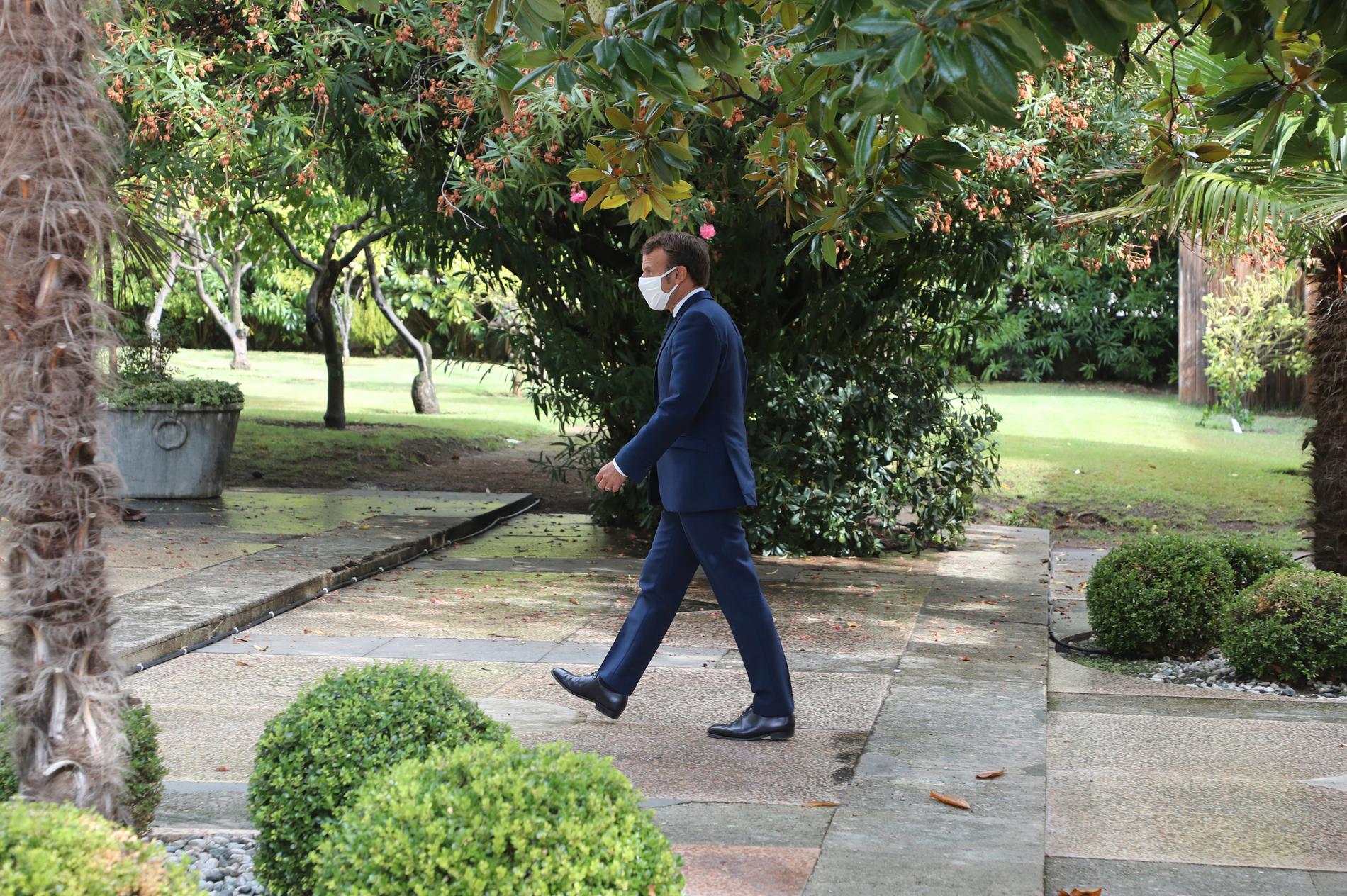 Frankrikes president Emmanuel Macron under ett munskyddsbeklätt besök i Ajaccio på Korsika i september 2020.