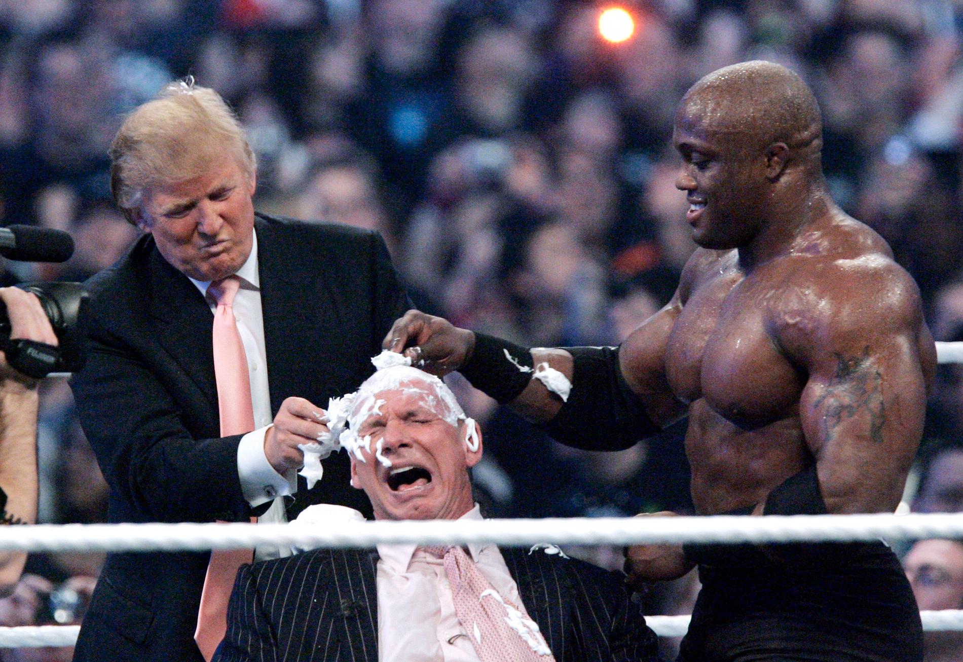 Trump rakar håret på wrestlinghöjdaren Vince McMahon efter att ha brottat ned honom utanför ringen i samband med en match 2007. Arkivbild.