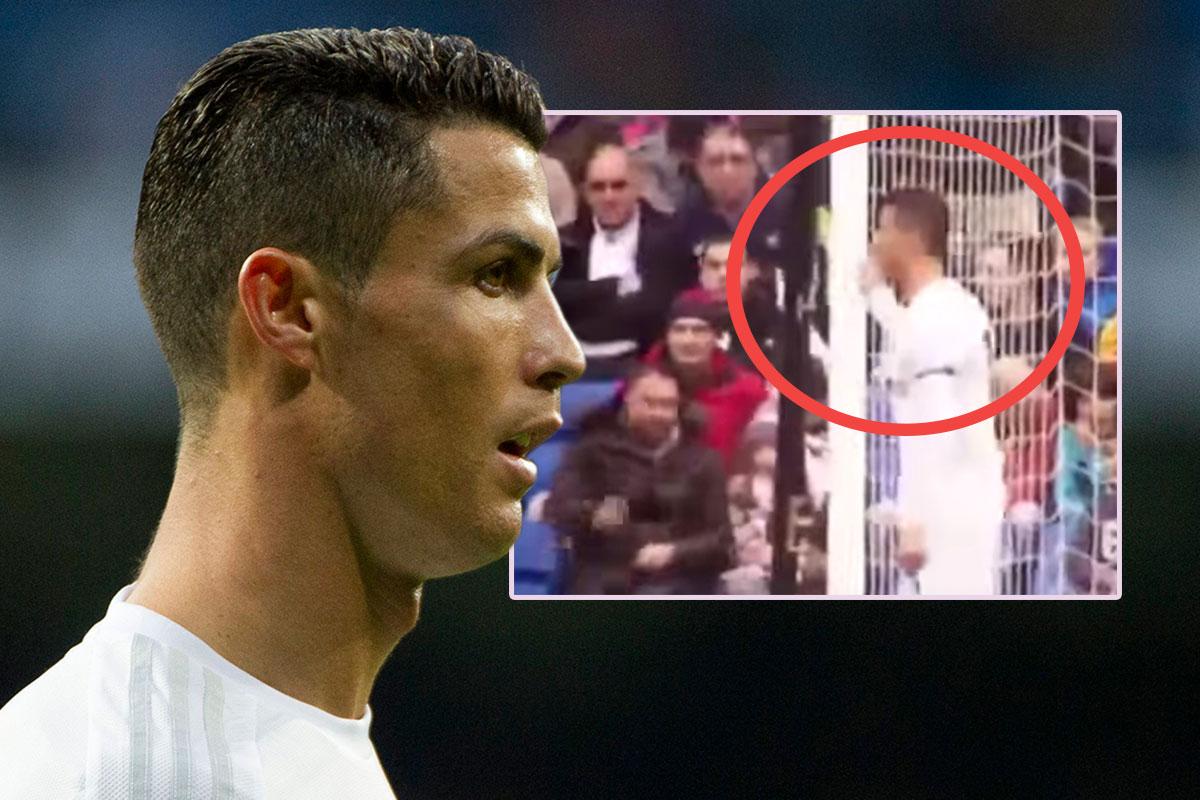 På tv-kanalens bilder ser man hur Ronaldo gestikulerar med pekfingret mot fansen.
