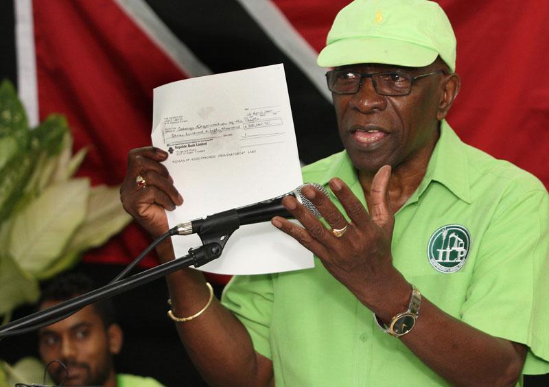 Jack Warner visar upp en kopia av en check under ett tal på Trinidad och Tobago. Warner gjorde ett framträdande i tv där han meddelade att han tänker avslöja allt.