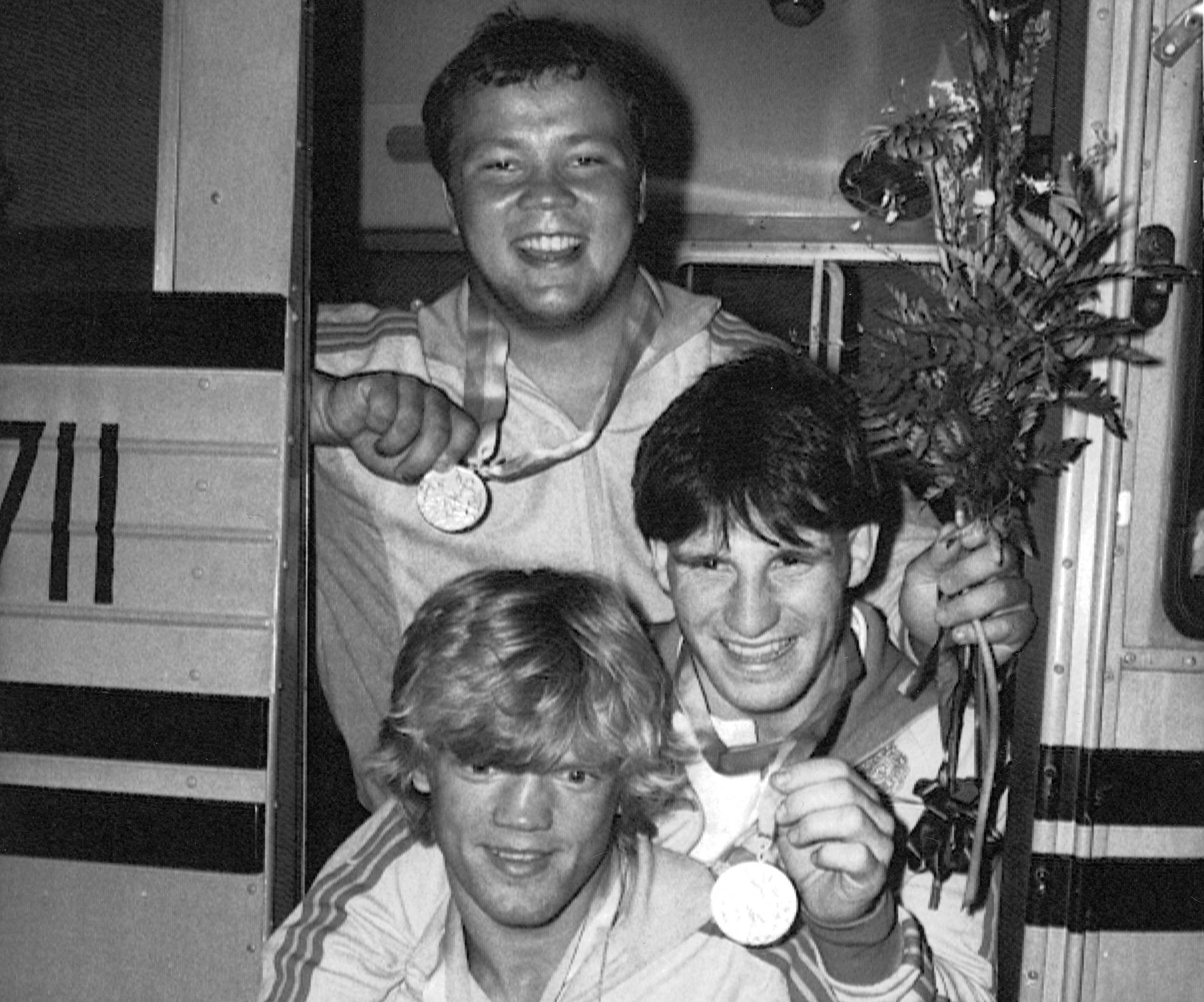 Brottarna Tomas Johansson, Kent-Olle Johansson och Roger Tallroth, visar upp sina OS-medaljer från Los Angeles 1984.
