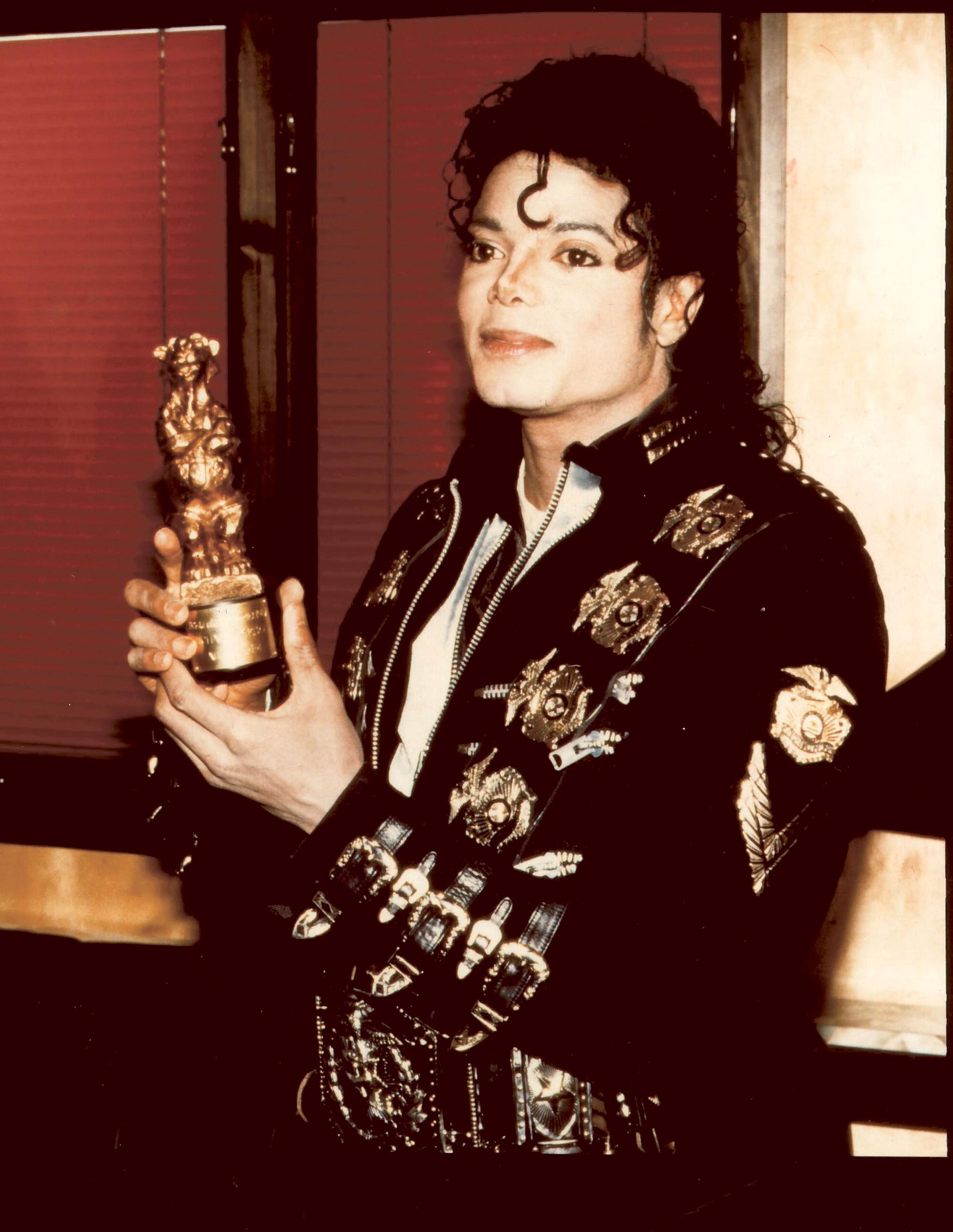 Michael Jackson Michael Jackson släppte sitt första album på fem år 1987 och ”Bad” blev en omedelbar succé. Det var hans tredje soloalbum och popkungen åkte på en stor turné. Som grädde på moset fick han dessutom en guldskimrande nalle av svenska folket som Bästa utländska artist.