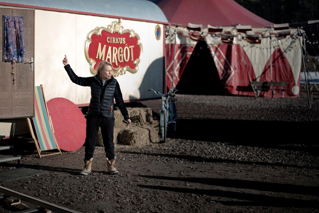 Helena Bergström beskriver "Vilken jävla cirkus" som "en enorm kärlekshistoria" i cirkusmiljö.
