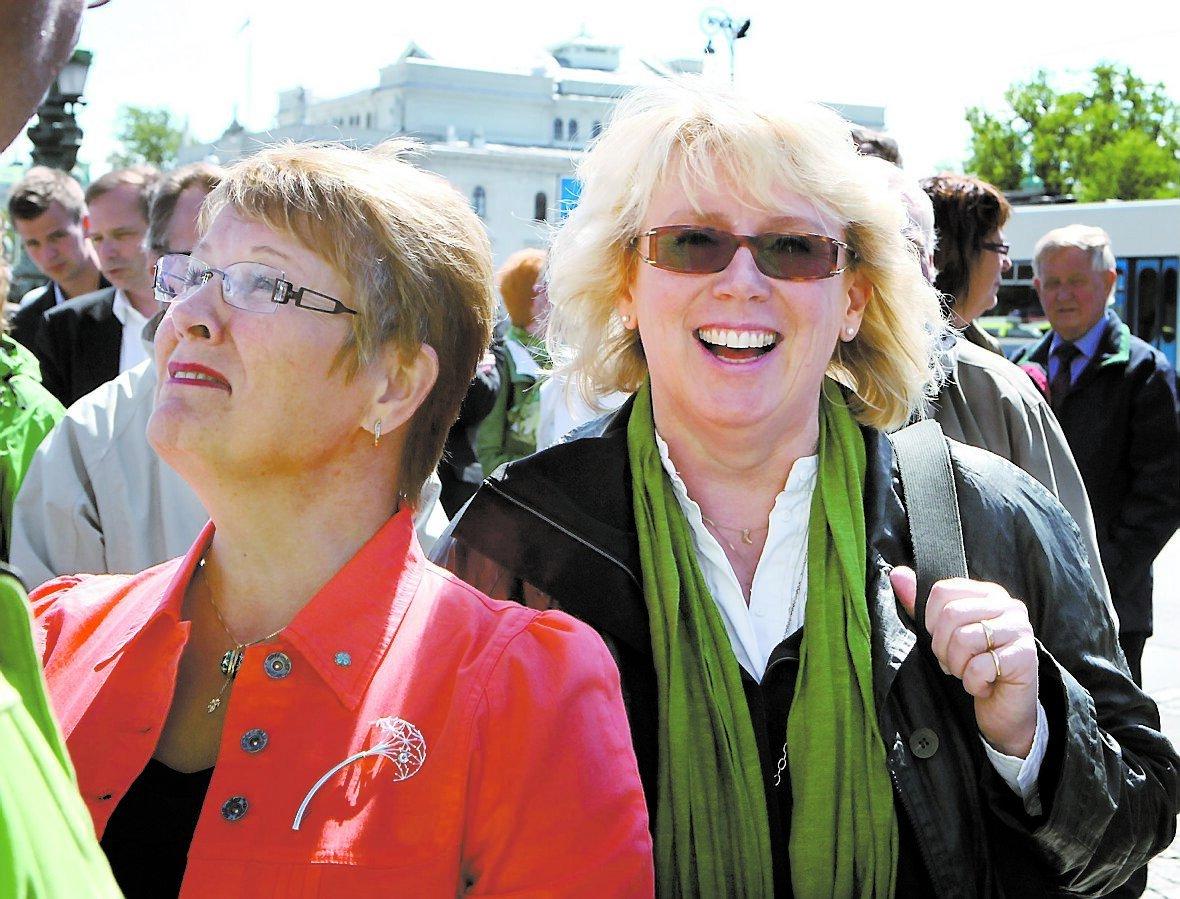 ett gränsfall Lena Ek, 51, har suttit i Europaparlamentet för Centerpartiet sedan 2004. Men blir det mer än en mandatperiod? Trots att partiledare Maud Olofsson (till vänster) gjort vad hon kan ser det illa ut.