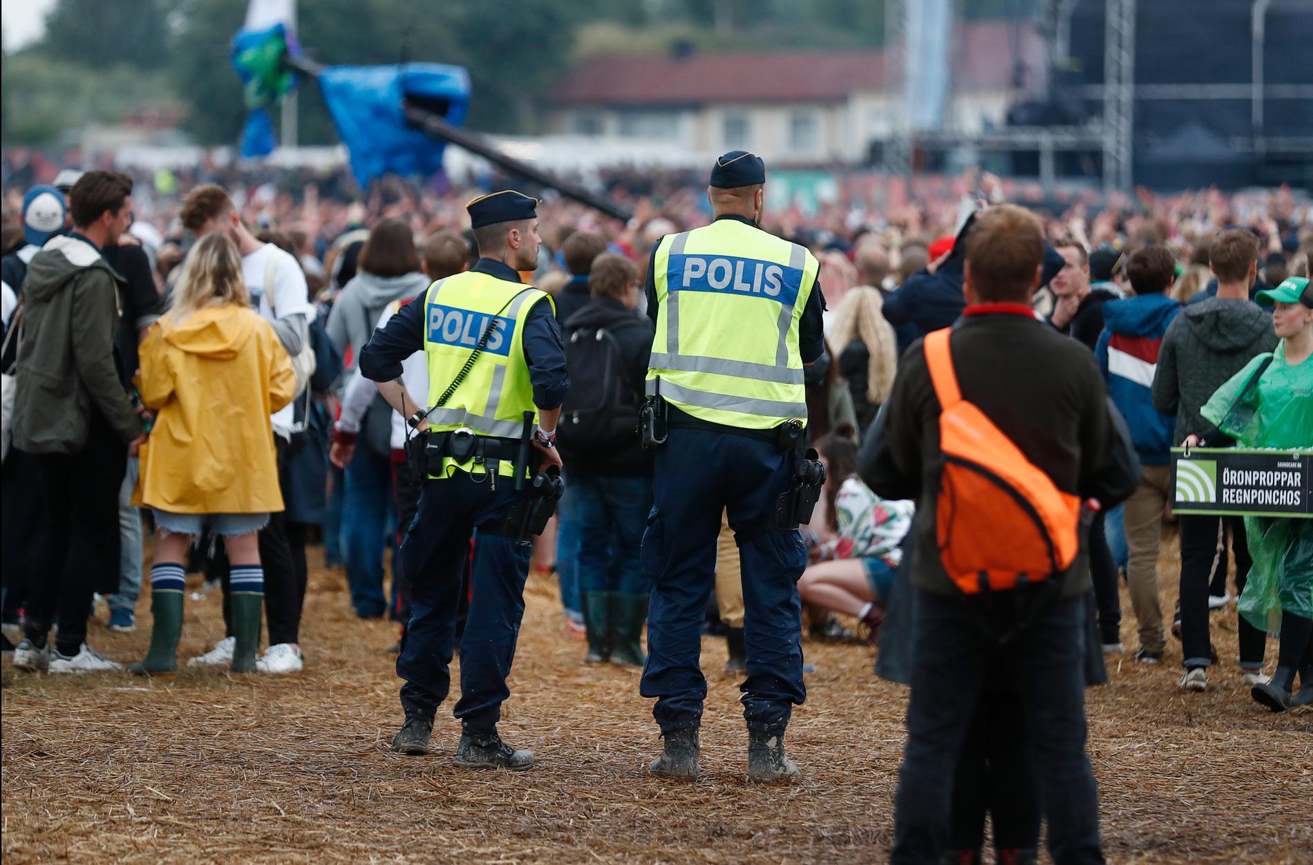 Poliser på plats under Bråvallafestivalens tredje dag.