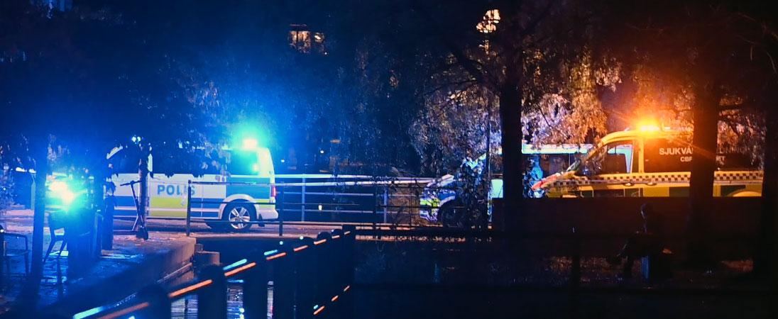 Ett stort antal poliser var under torsdagskvällen och natten mot fredag på plats i Hammarby Sjöstad med ett stort antal patruller på marken och helikopter i luften. Även flera enheter från räddningstjänsten har varit på plats.