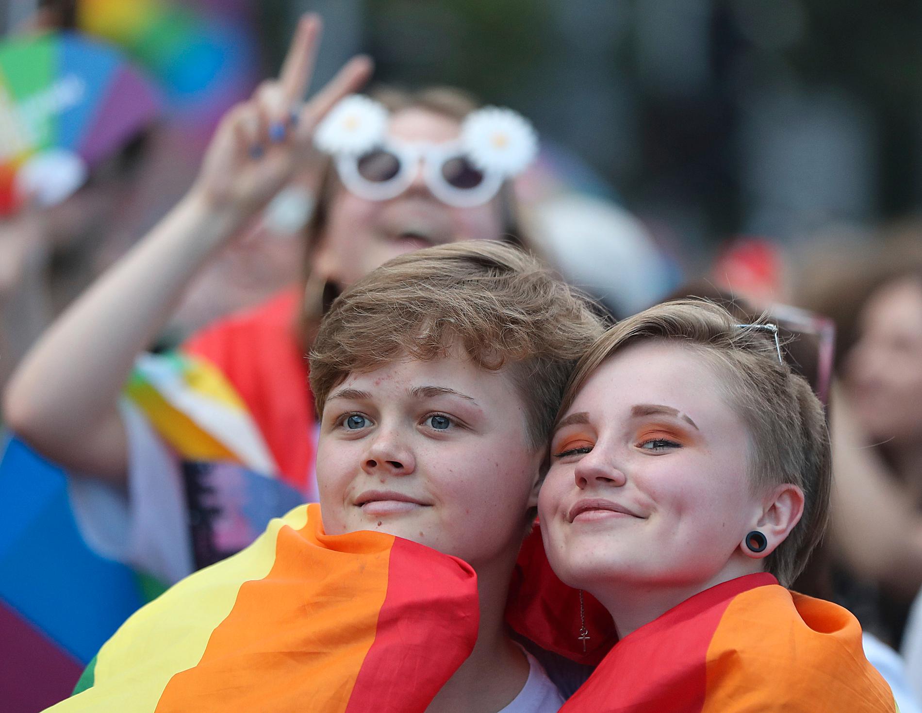 Stolta deltagare i 2019 års prideparad i Warszawa, Polen. Landet får nu kritik för hur man behandlar hbtq-personer. Arkivbild.