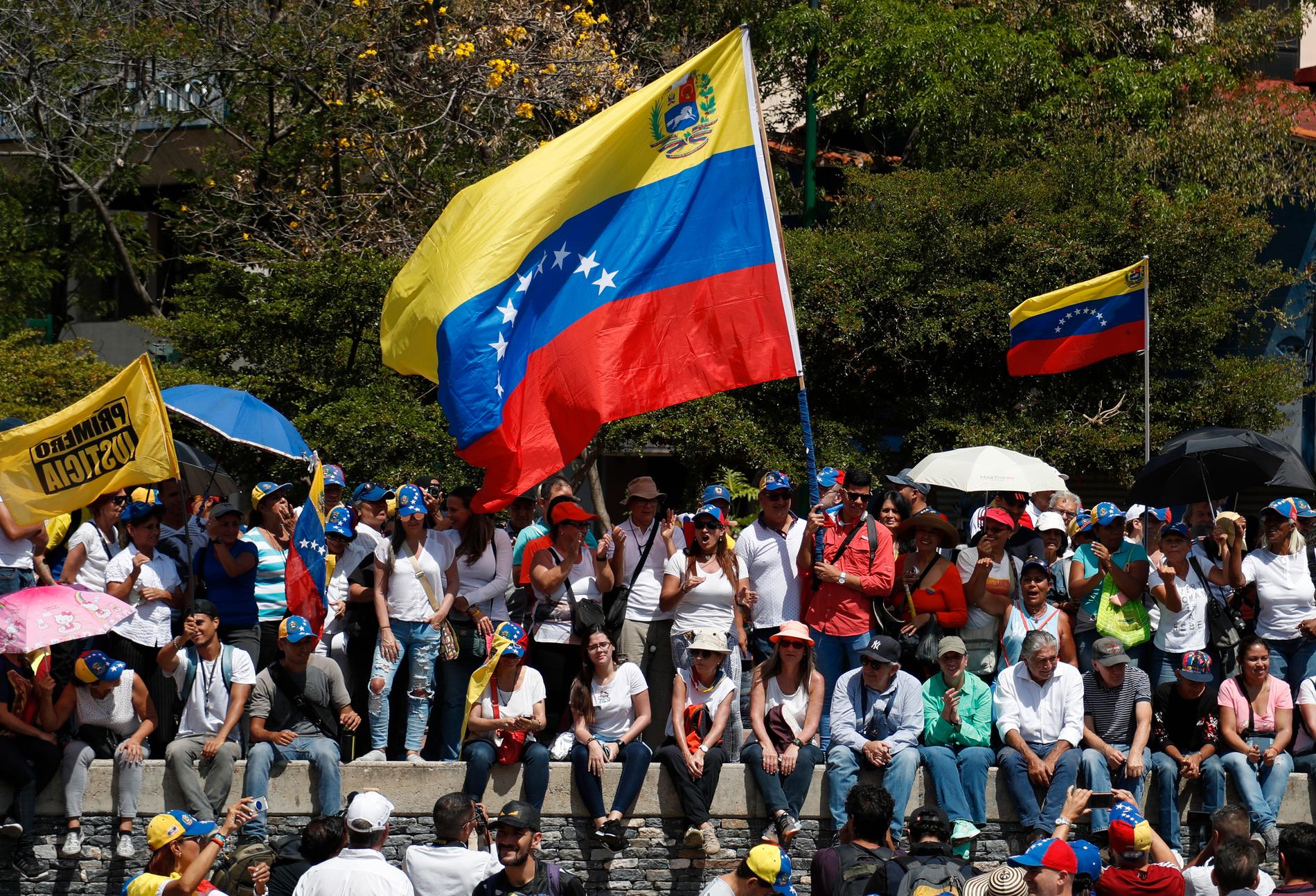 Många har gett sig ut på gatorna i Caracas efter att Guaidó uppmanat till protester.