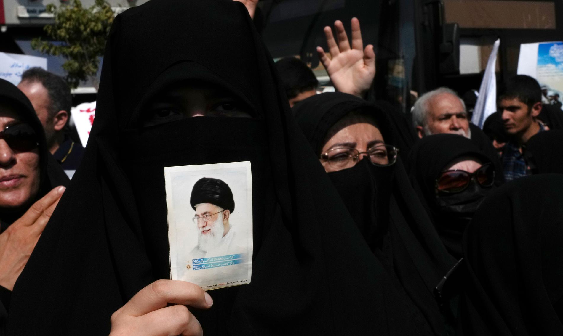 Ayatolla Ali Khamenei har varit Irans högste ”andlige ledare” i över 30 år. Han är en av de som styr den islamiska diktaturen i Iran. Nu bränns hans bild.