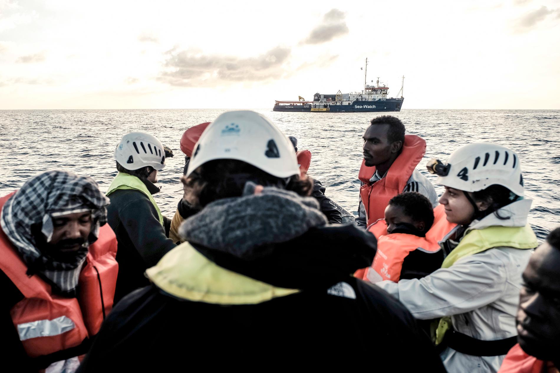 Det humanitära räddningsfartyget Sea Watch 3 (som syns i bildens bakgrund) har legat ute till sjöss sedan den 22 december och har nekats att gå i hamn i både Italien och Malta. Arkivbild.