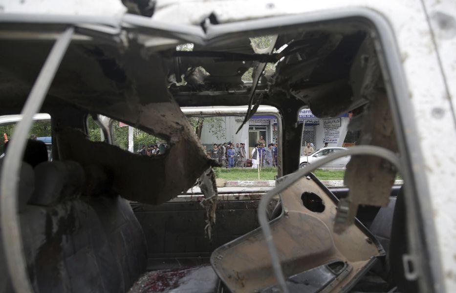 Ett träffat civilt fordon efter onsdagsmorgonens explosion i Kabul.
