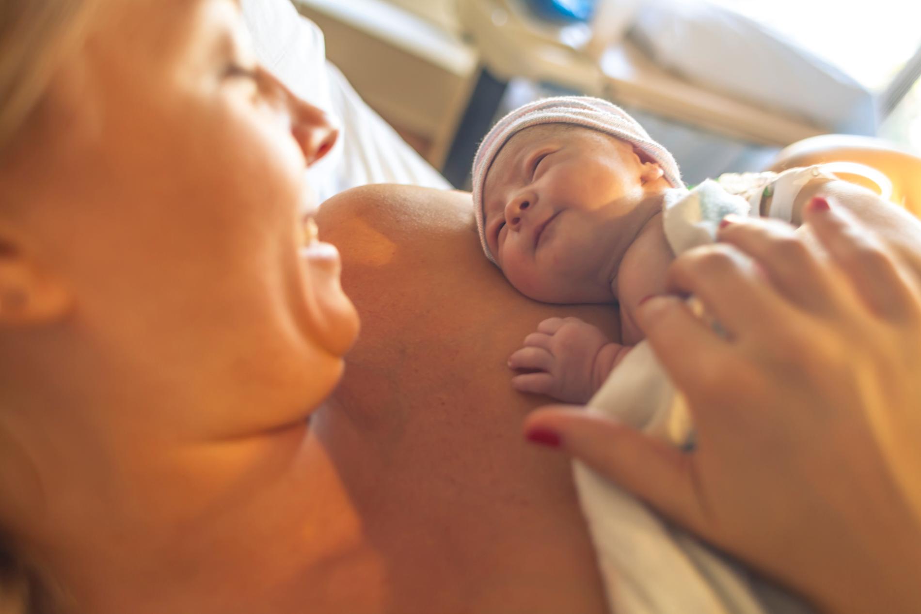 Ny statistik visar att färre drabbas av allvarliga förlossningsskador.