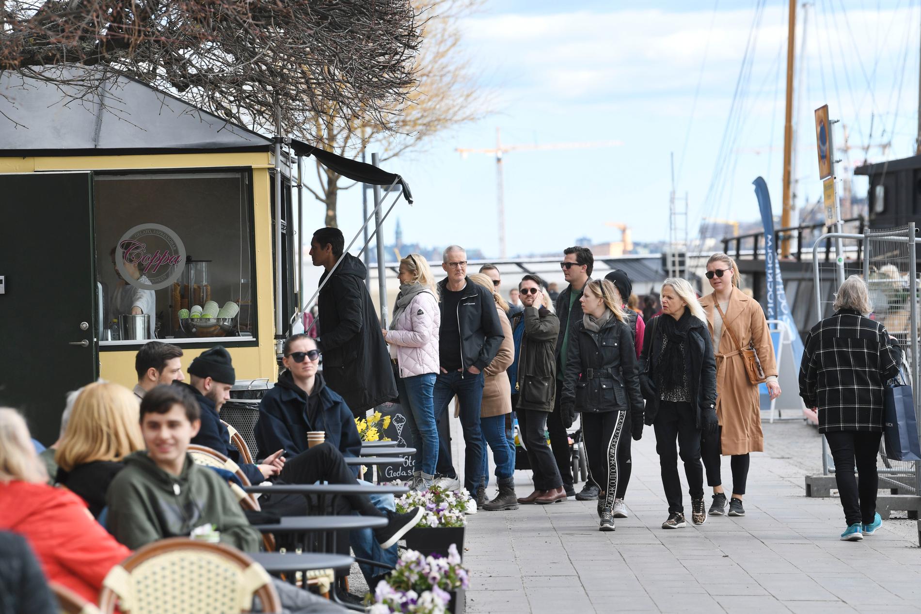 Vårsolen lockade ut Stockholmarna i helgen. Här köar folk till en glasskiosk på söndagen.