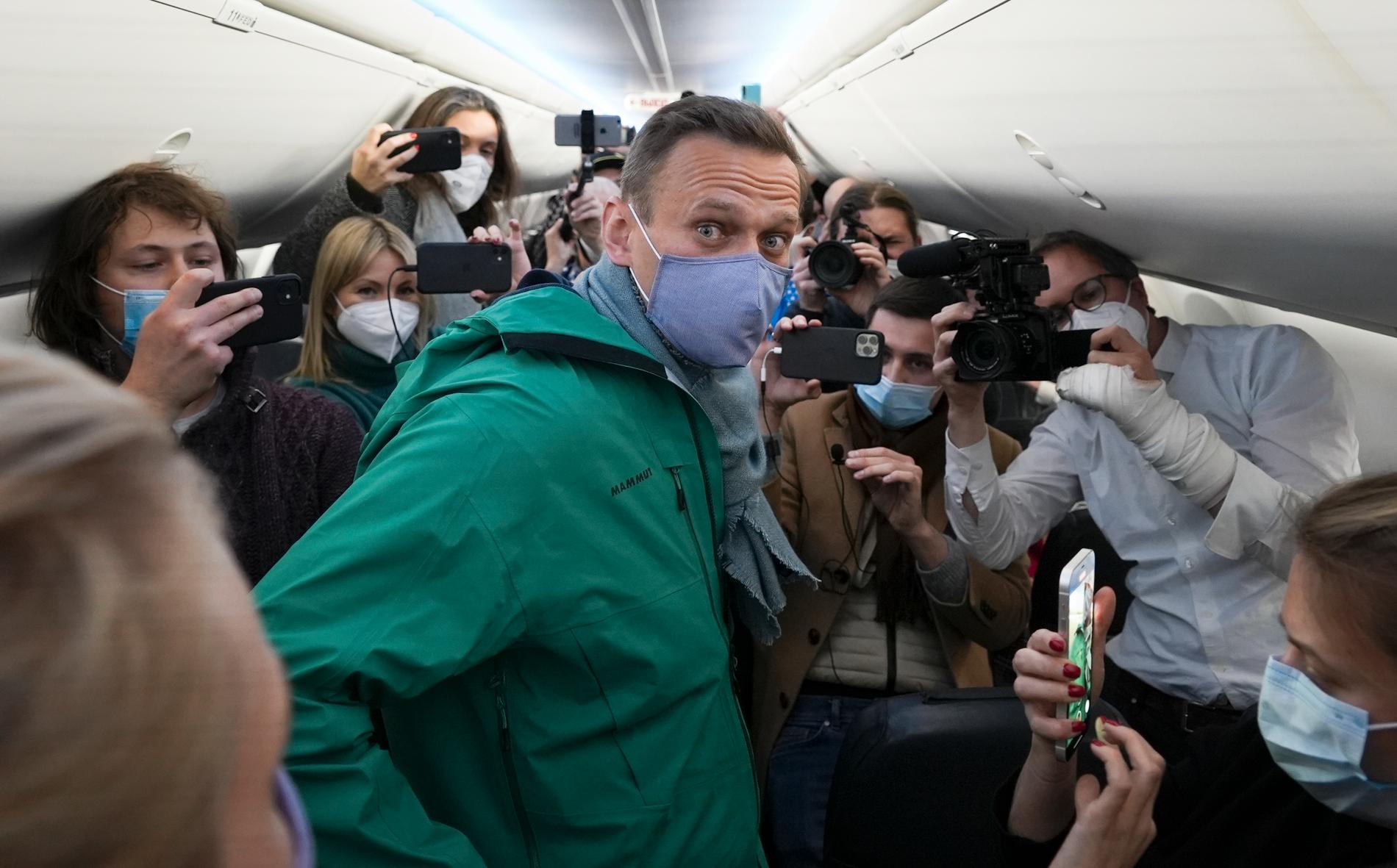 Aleksej Navalnyj ombord på planet som ska ta honom till Moskva.