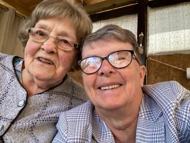 91-åriga Margarete Ekenström (till vänster i bild) blev sittandes på badrumsgolvet i 14 timmar. Vännen Margot Åström (till höger i bild) räddade henne genom att följa magkänslan. 