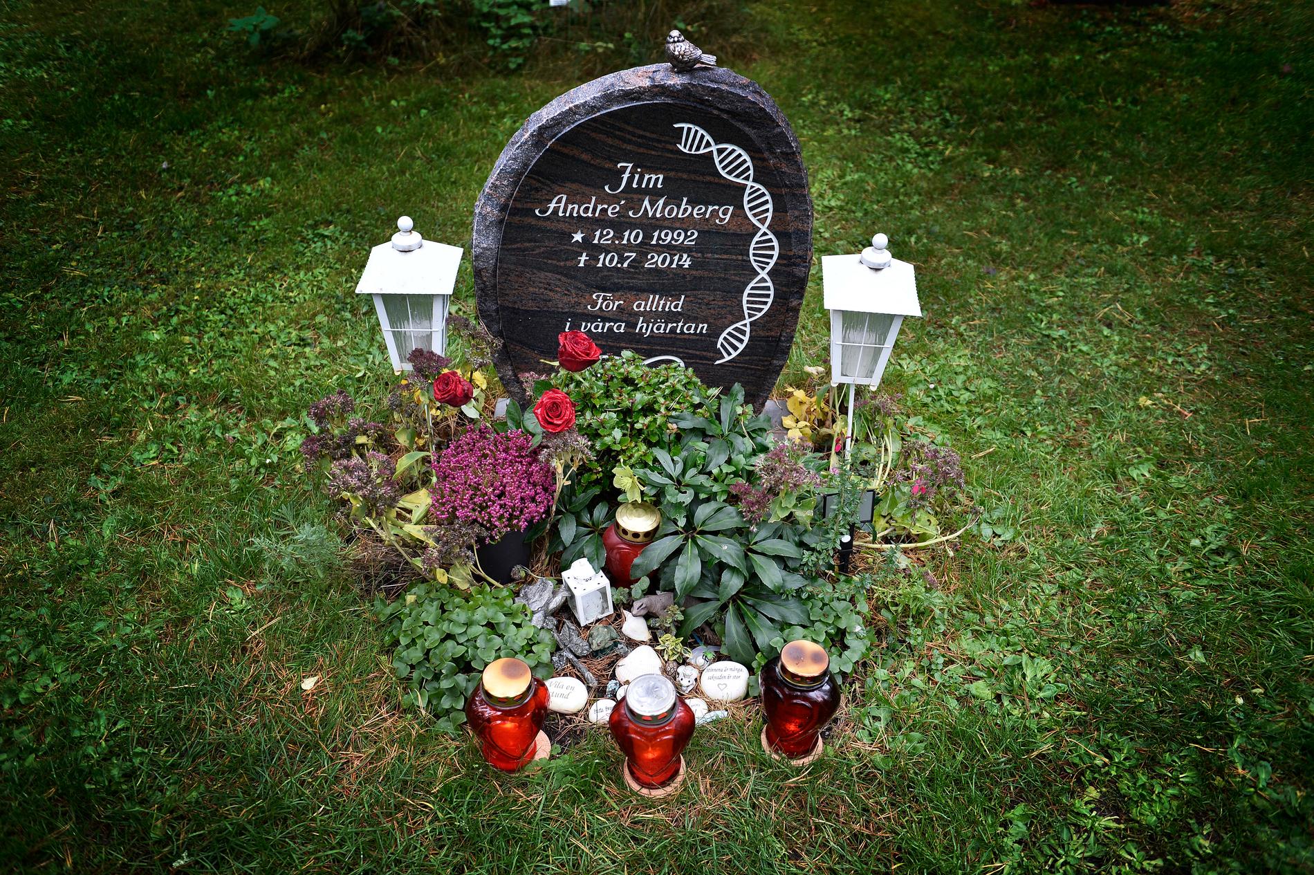 Jim Moberg, 21, hittades död i heroinförgiftning i juli 2014. På hans gravsten finns en ingraverad DNA-spiral som symbol för hans största intresse - molekylärbiologi.