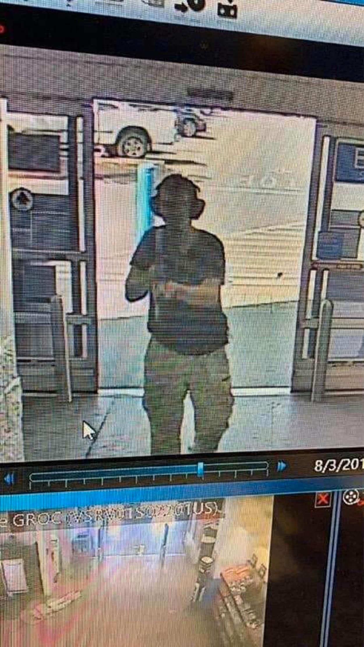 Övervakningsbilder på den  misstänkte skytten vid shoppingcenter i El Paso, Texas.