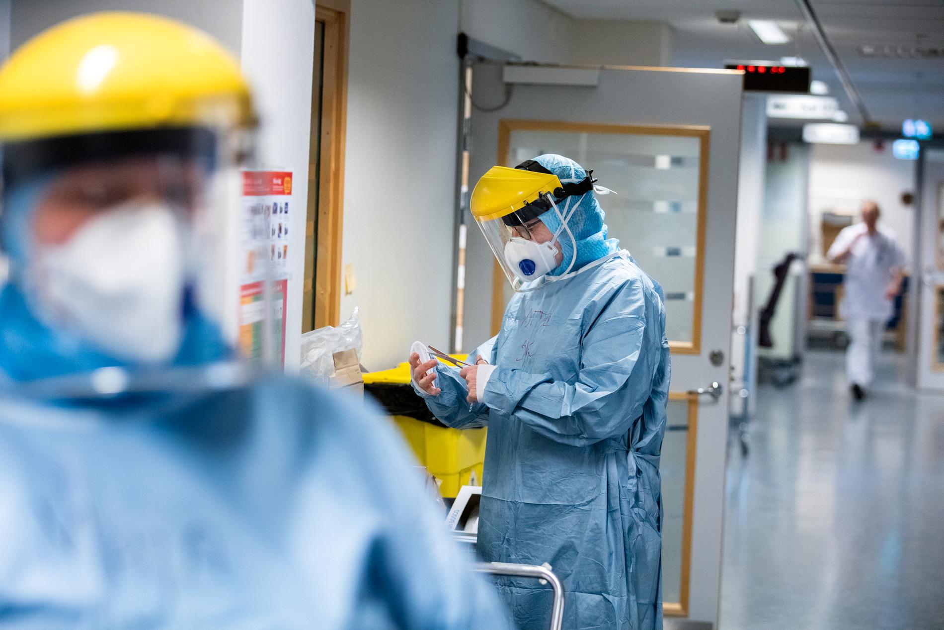Sjuksköterskor tar på sig skyddsutrustningen innan de går in till patienterna med covid-19. Arkivbild.
