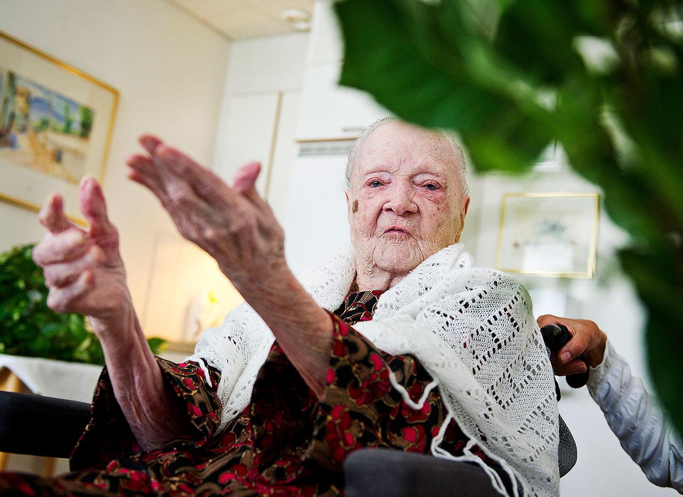KÖR PÅ MOT 110 ”Ska du skjuta mig nu?” säger Ruth Engström, 109, och skrattar gott när Aftonbladets fotograf höjer kameran. Håret är uppsatt i en liten knut, men Ruth är inte riktigt nöjd: ”Jag skulle önska att jag hade långt och lockigt hår”, säger hon. Om tre månader fyller hon 110 år, men hur hon ska fira är inte bestämt. ”Det får gå som det går”, säger hon.