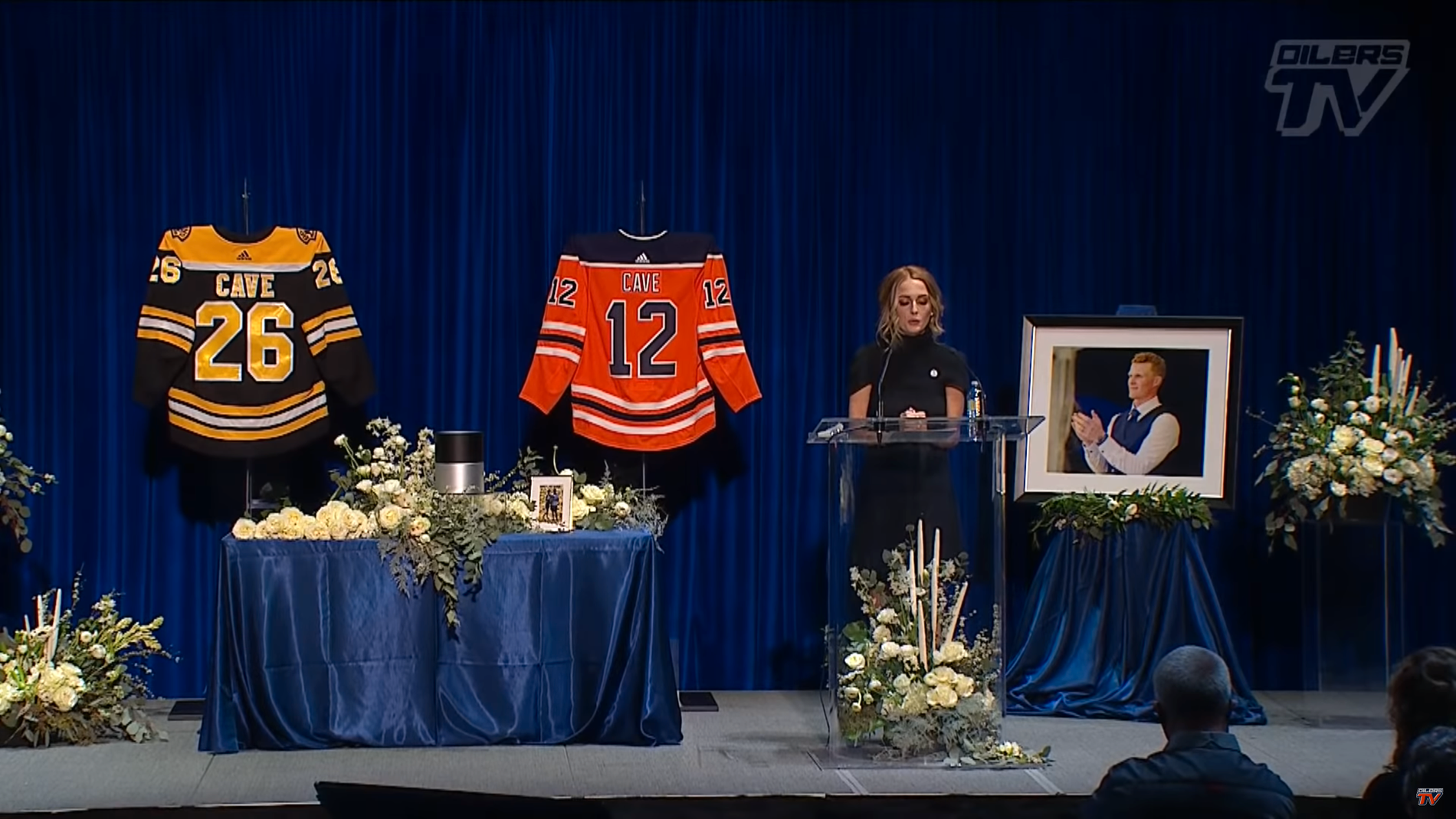Emily Cave i samband med Edmonton Oilers minnesceremoni för Colby Cave förra veckan.