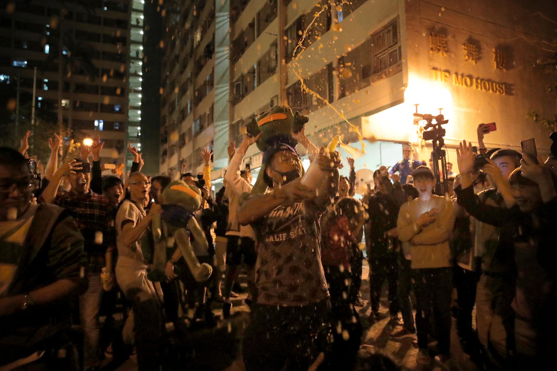 Personer firar efter valet i Hongkong. 
