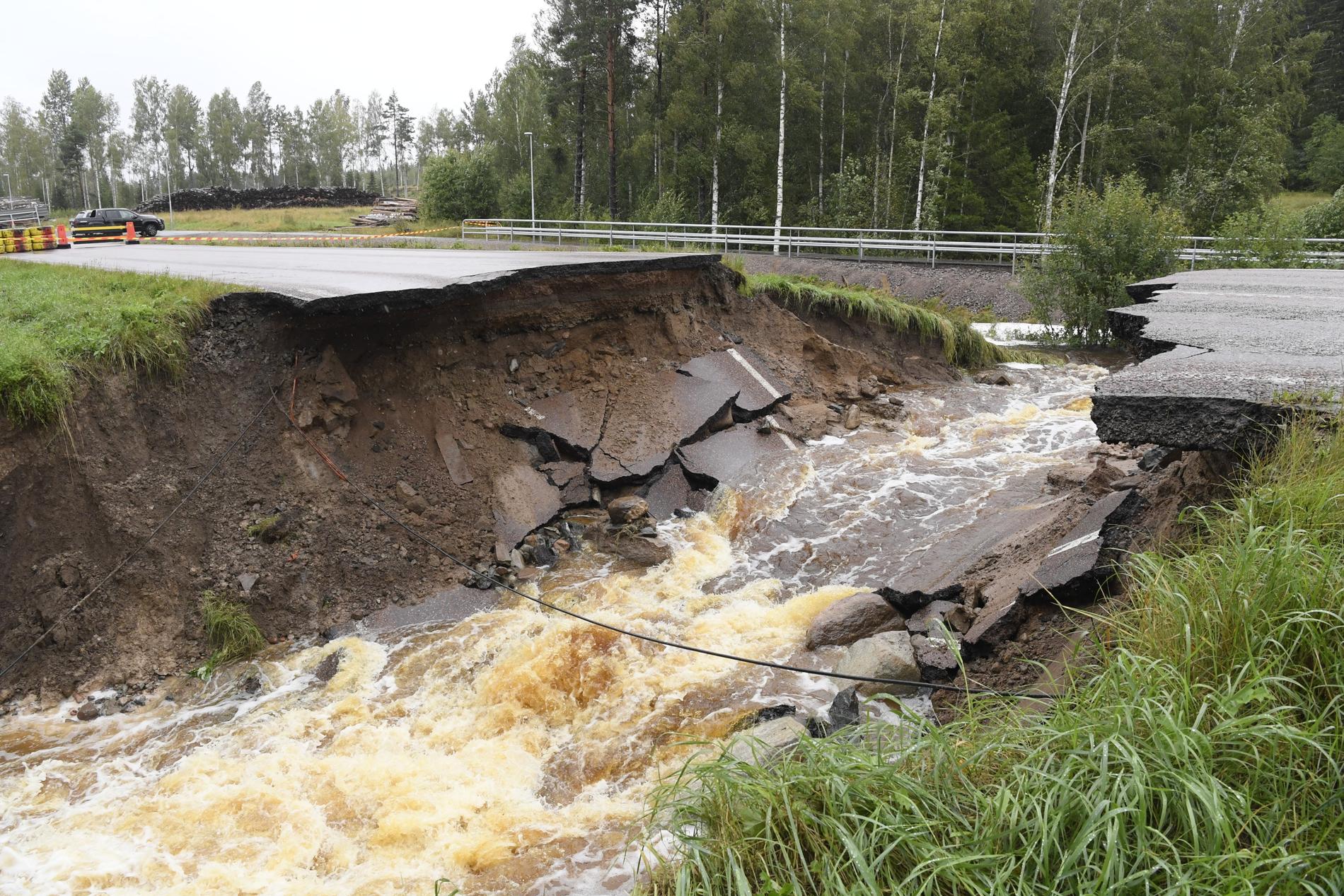 En bilväg rasade efter lokala översvämningar i Gävle och Dalarna i somras. Arkivbild.