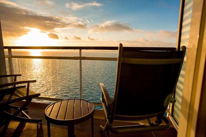 Att sitta på en balkong på ett kryssningsfartyg ser inte helt fel ut. 