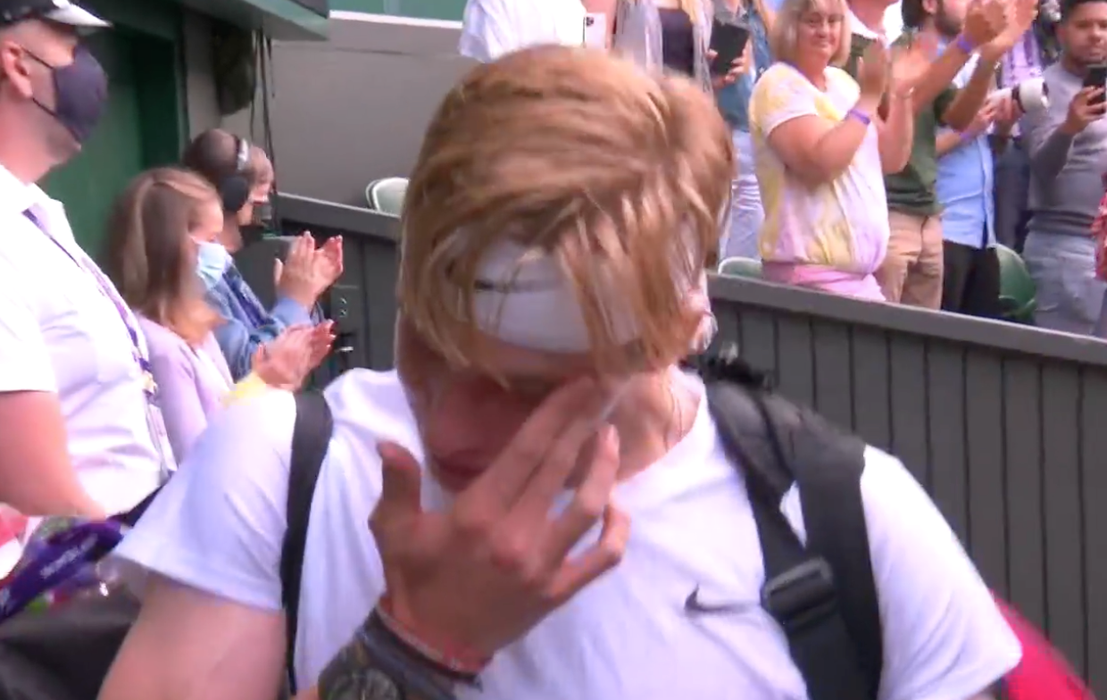 Denis Shapovalov i tårar efter uttåget mot Novak Djokovic.