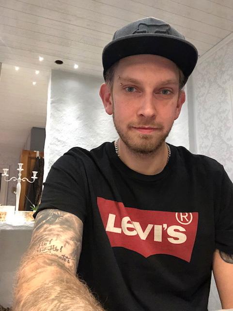 Erik Svensson hyllar blåljuspersonalen med tatuering. 
