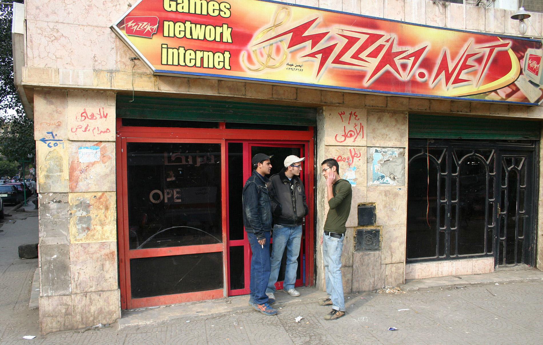 sammanbrott Tre män väntar utanför ett nedstängt internet-café i Cairo. Myndigheterna uppmanar nu alla att sluta ladda ner film och musik för att viktiga samhällsfunktioner inte ska få problem.