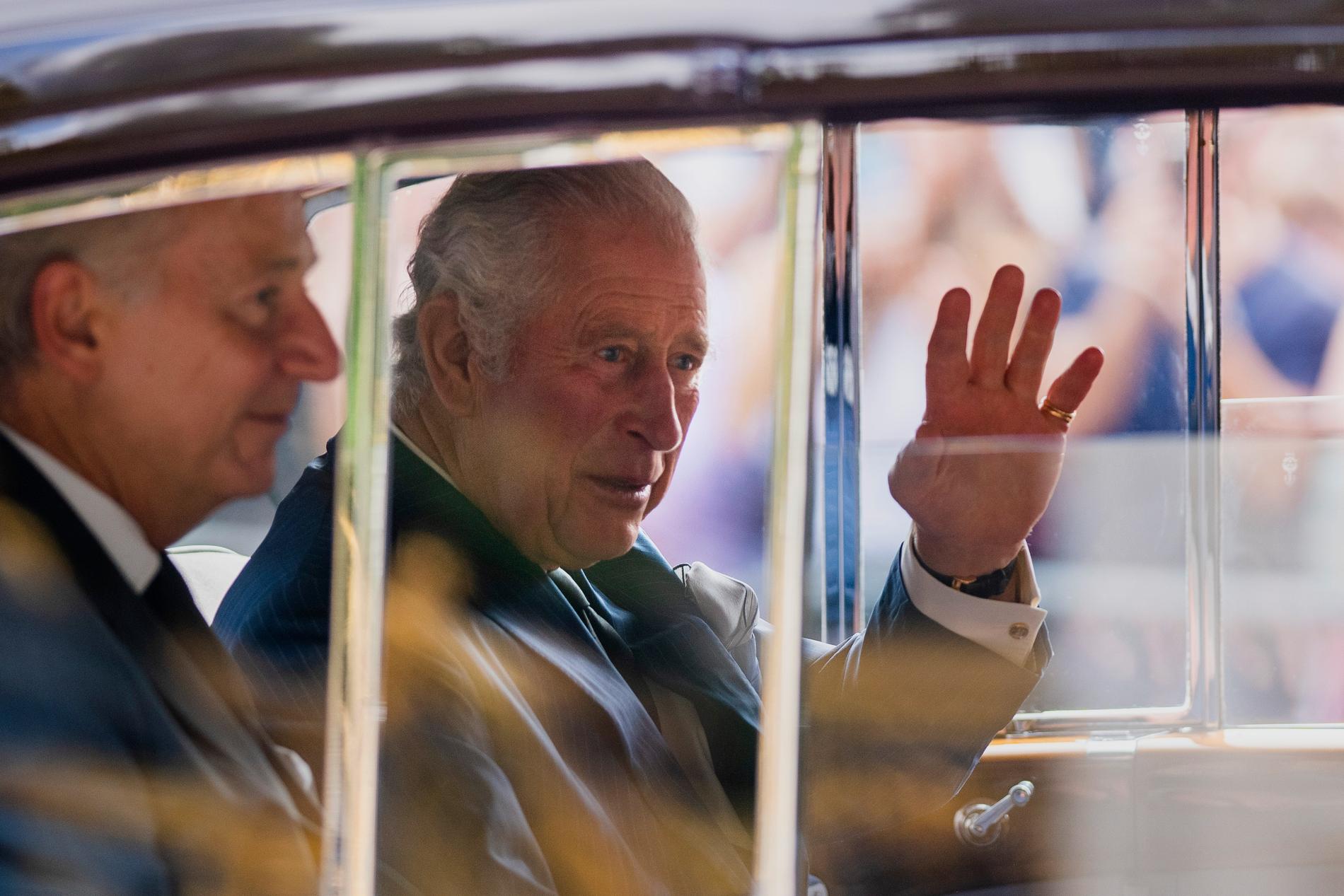 Kung Charles III anländer till Buckingham Palace i London söndagen den 11 september.