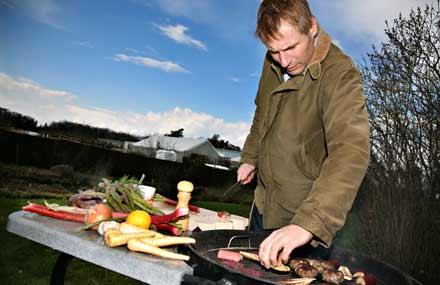 Kocken Rune Kalf-Hansen skapar grillmenyer med säsongens mat. Sparris, rödbetor och lammbiff gör susen på grillen.