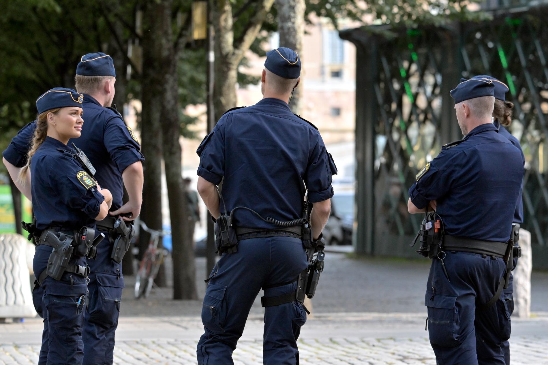 Polis på plats i Kungsträdgården dagen efter att en väska som innehöll en sprängladdning hittades. Arkivbild.