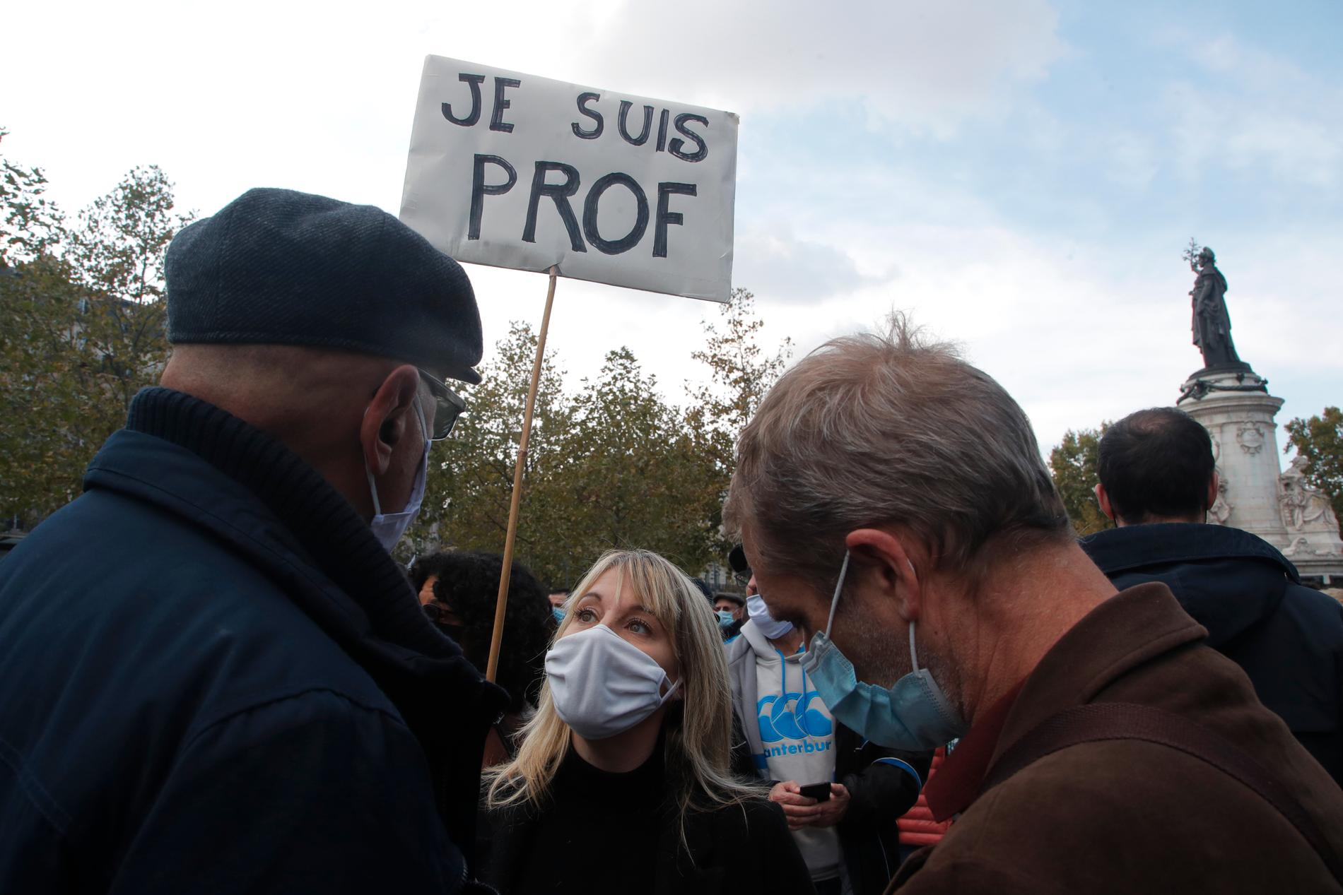 En manifestation till stöd för mördade Samuel Paty på Place de la République i Paris i söndags.