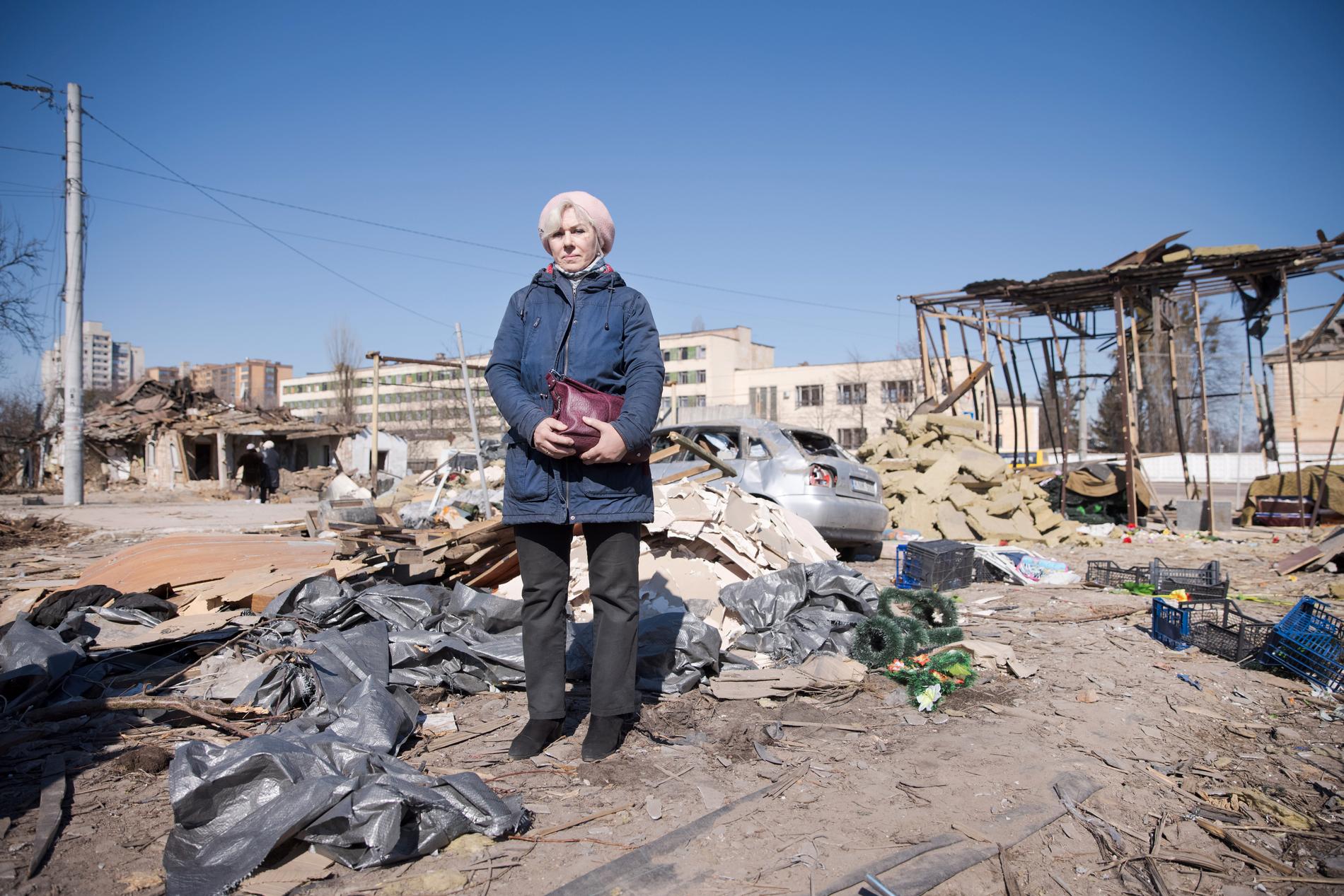 Ludmila Chebotarova, 57, i ruinerna efter bombningarna av hennes kvarter. 