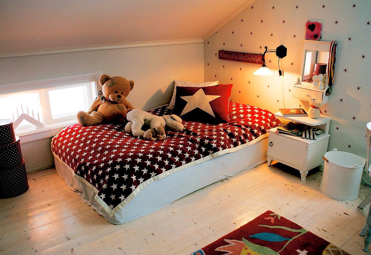 Julias sovrum går i vitt med röda detaljer. Nattduksbordet och spegeln är loppisfynd som målats om. Sänglampan är gjord av en smed i Sundborn baserat på ett original designat av Carl Larsson. Överkast och kudde är från Gruvgatan 13.